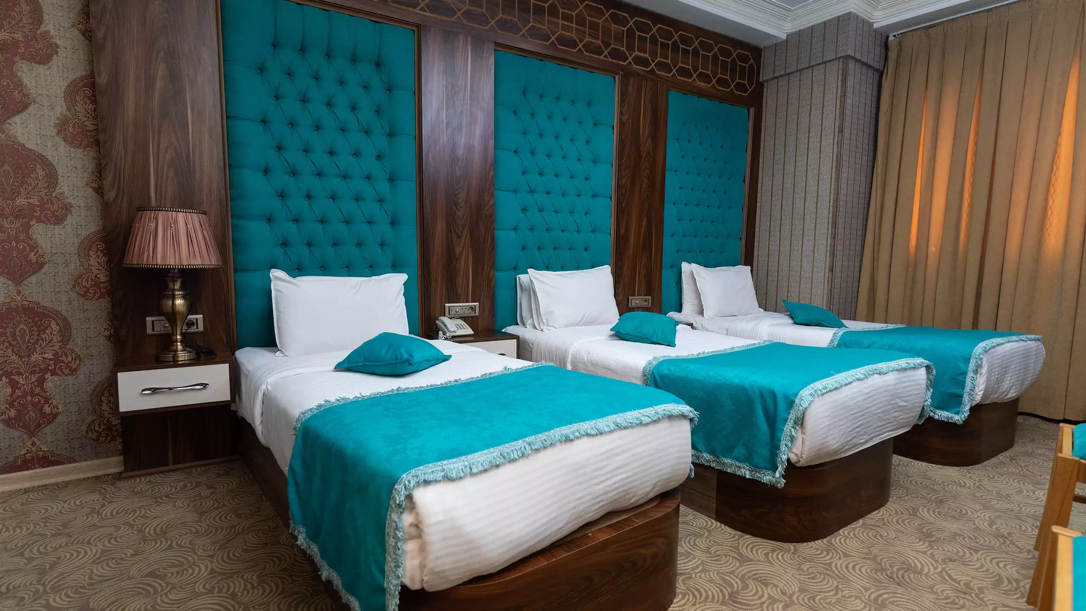 Alibaba https://cdn.alibaba.ir/ostorage/hotel-accommodation-images/674a917e10d0d5745be3d154_هتل آریا - اتاق سه تخته رویال (1).webp